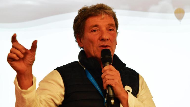 Peter Pöschl erklärt den Piloten das Wetter